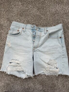 Light Wash Distressed Women's Levi’s Denim Shorts
